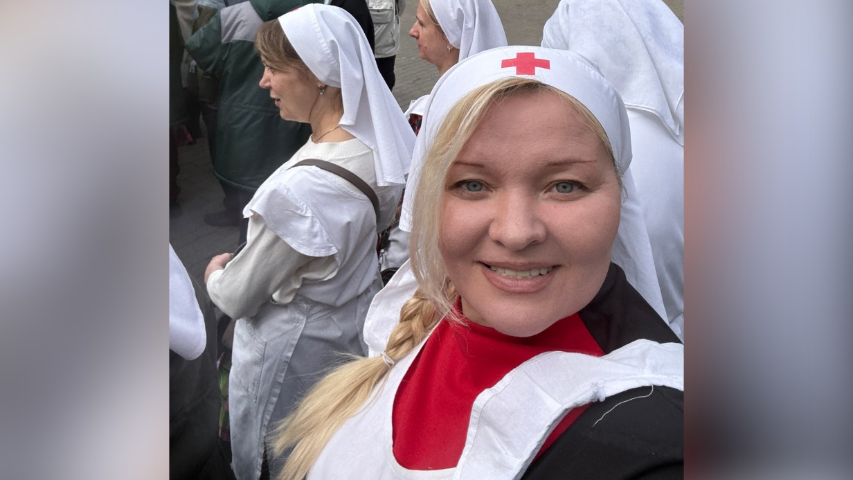 Многодетная мама, волонтер Елена Баскова два раза в неделю помогает в госпиталях и интернатах