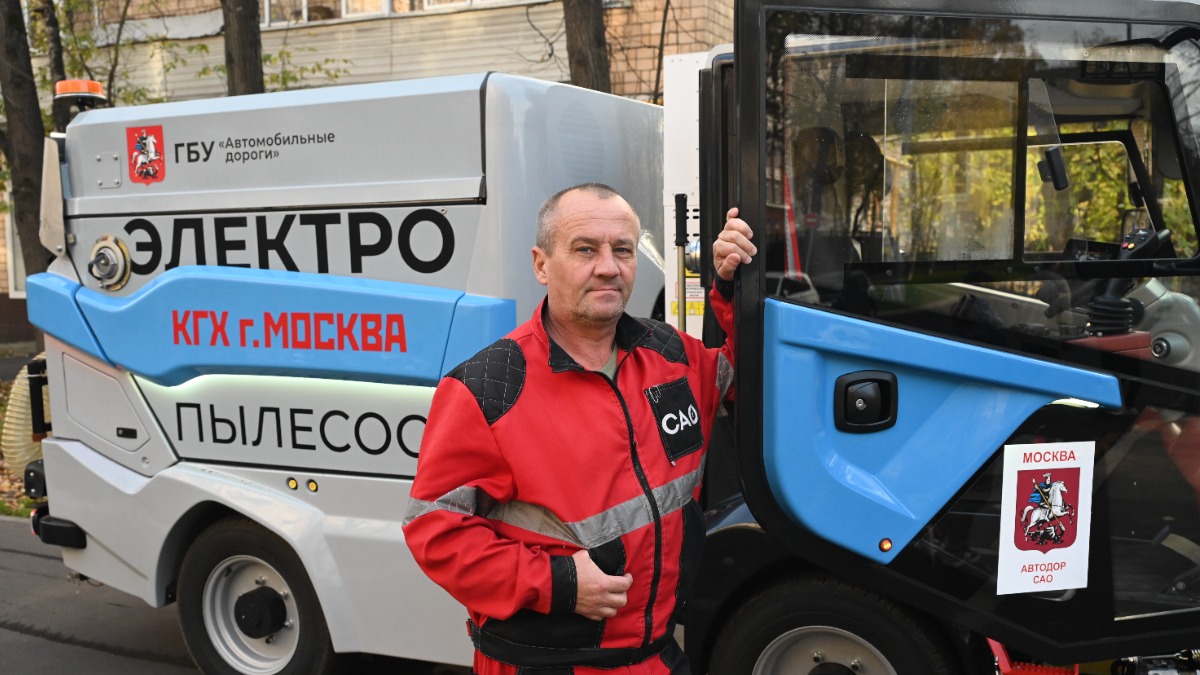 21 октября. Машинист Александр Ляшенко показывает, как работает электропылесос