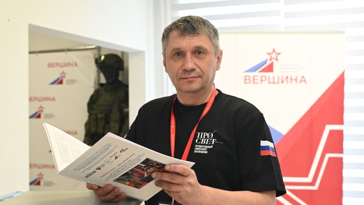 21 октября. Участник специальной военной операции Илья Ребрунов во время прохождения общеобразовательной программы для педагогов-наставников