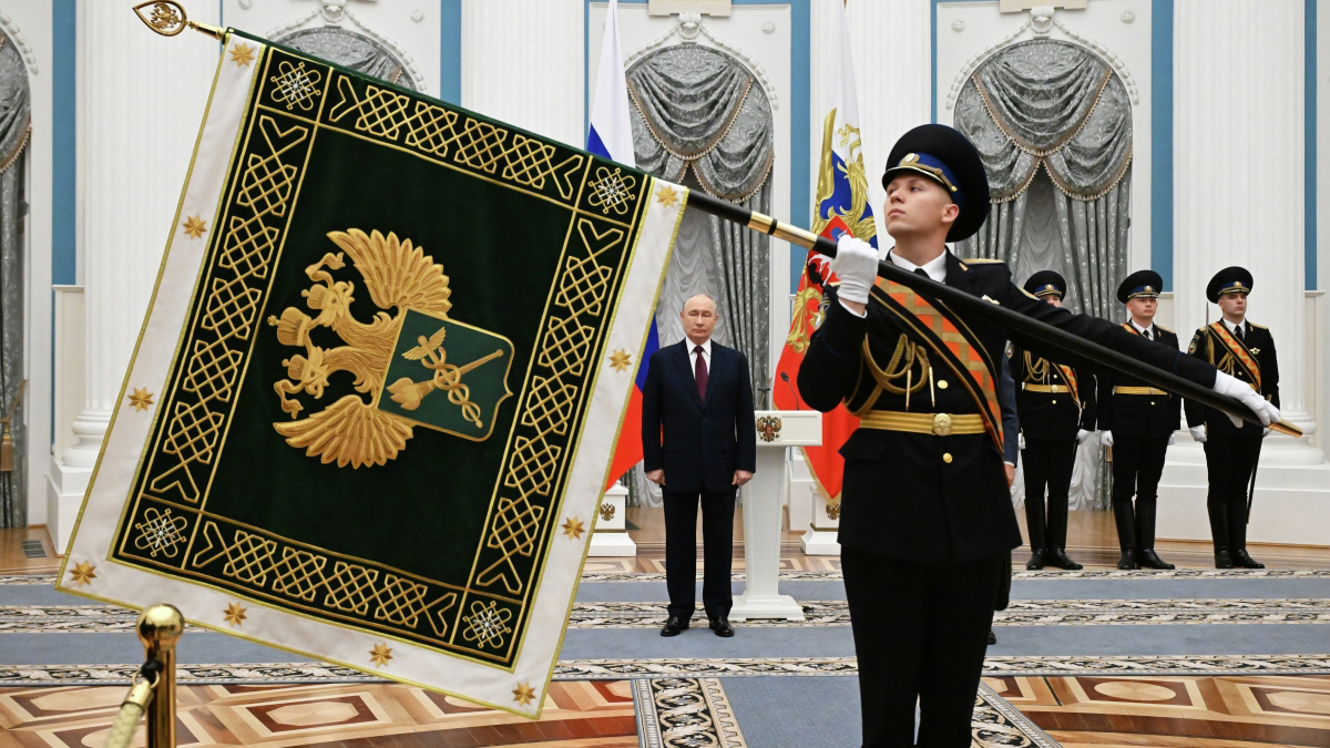 Путин в Кремле принял участие в церемонии вручения знамени ФТС России