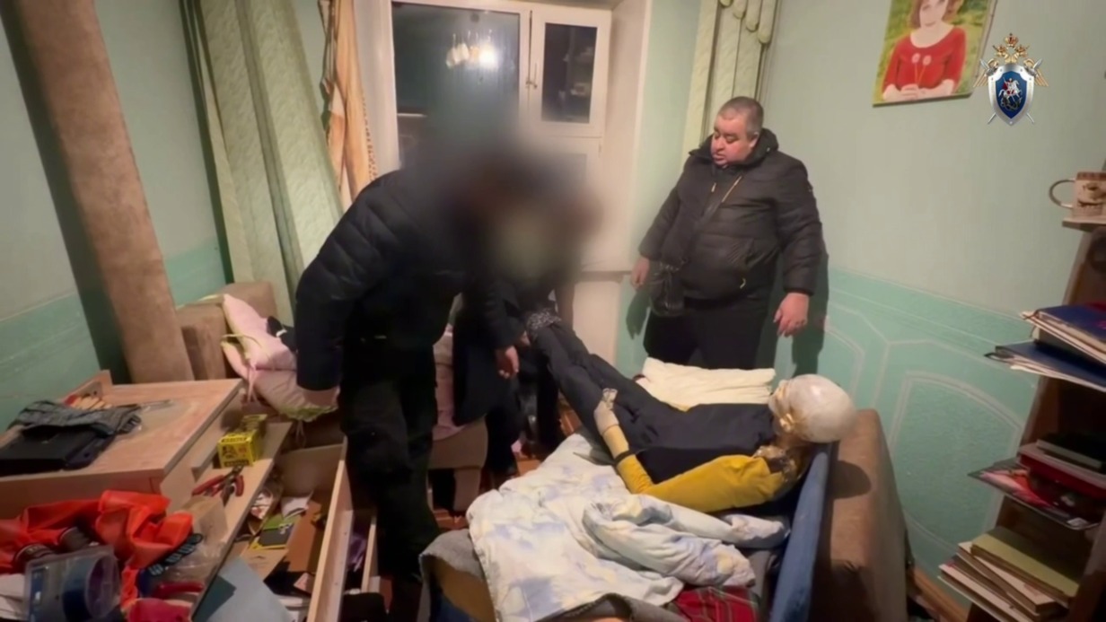 СК: Сожитель задушил женщину шарфом и полтора года жил с ее трупом на Ямале