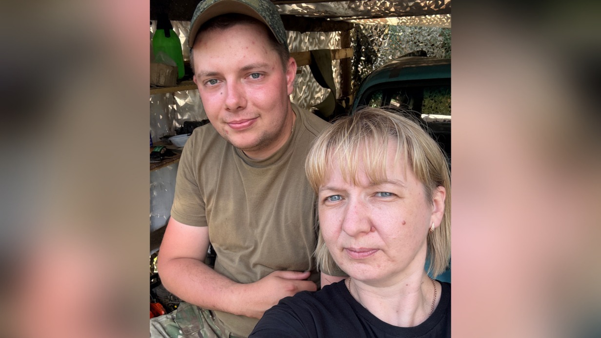Боец 6-го танкового полка штурмового отряда с позывным «Маэстро» и заместитель директора фонда «Это Родина моя» Татьяна Крылова после отгрузки гуманитарной помощи