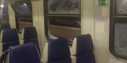Обвинение предъявили двоим подросткам, разбившим стекла электрички в Подмосковье