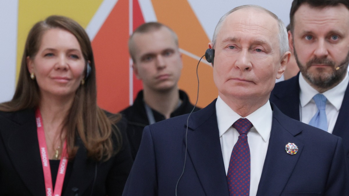 28 октября. Президент России Владимир Путин (на первом плане), заммэра Москвы по вопросам социального развития Анастасия Ракова и замглавы администрации президента РФ Максим Орешкин (справа) на саммите «Россия — Африка»