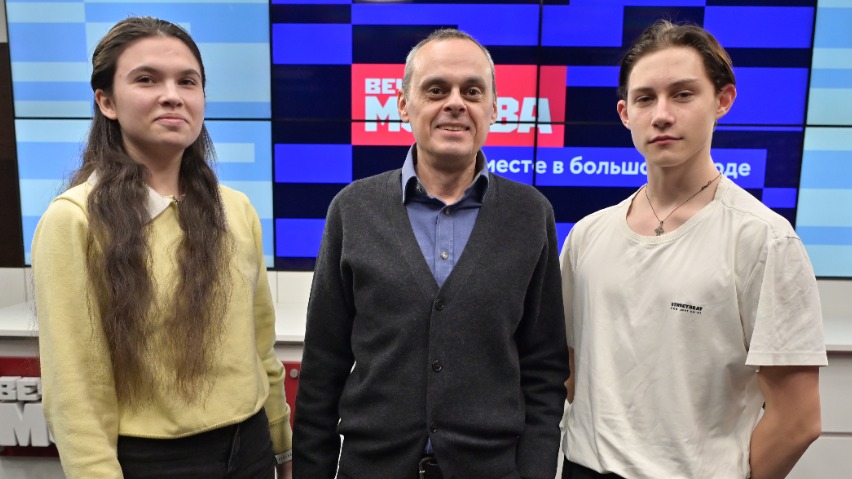 28 октября. Главный редактор «Вечерней Москвы» Александр Шарнауд Шарнауд (в центре) с учениками школы-студии «Новый фейерверк» Вероникой Язовой и Михаилом Отвагиным