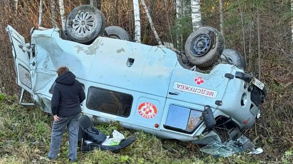 УАЗ скорой помощи вылетел с дороги и перевернулся в Архангельской области