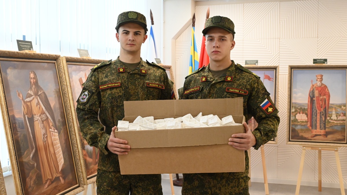 29 октября. Курсант ВУЦ МГТУ «СТАНКИН» Артем Сысоев (справа) и сержант Борис Яковлев складывают в коробки детали для квадрокоптеров «Князь Вандал Новгородский»