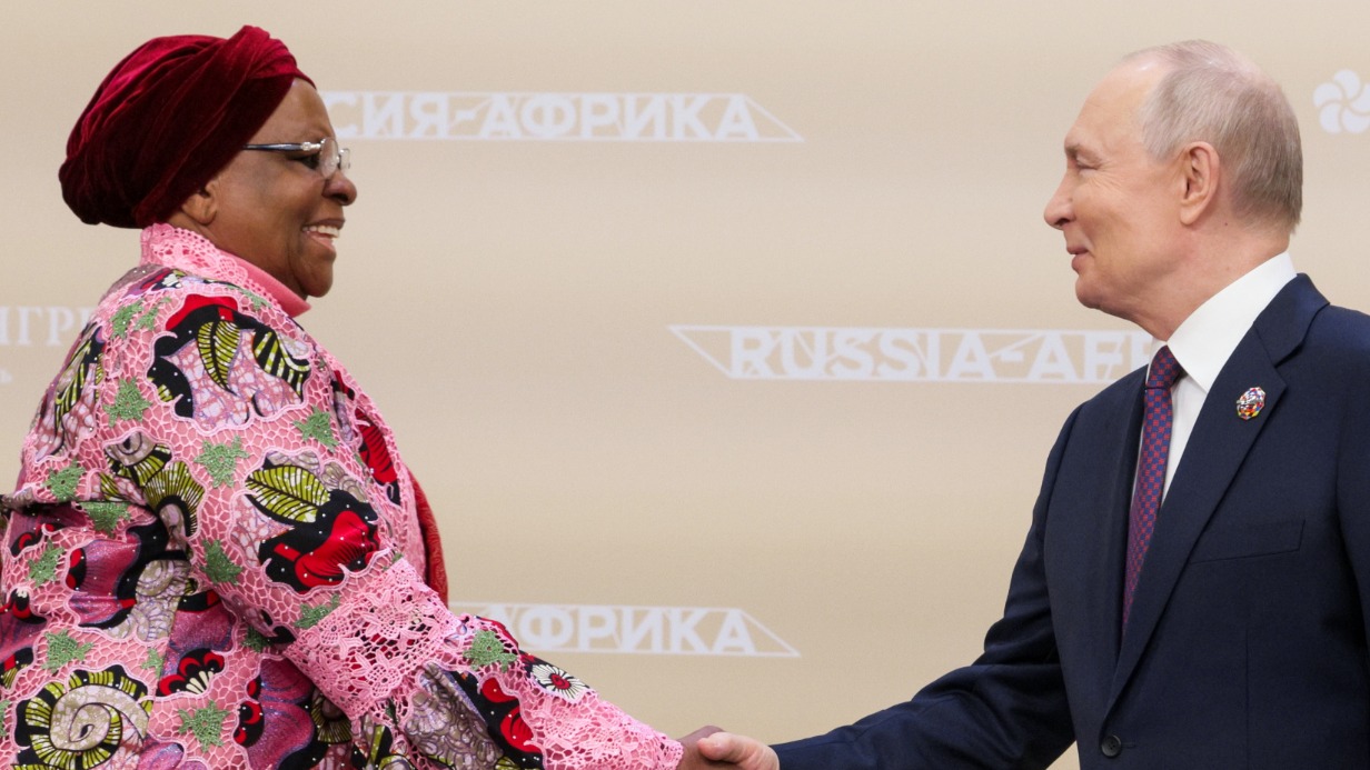 28 октября. Президент России Владимир Путин встречает президента Республики Намибия Нетумбо Нанди-Ндайтву на третьем саммите Россия — Африка в Москве