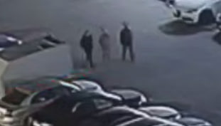 Двое мужчин познакомились с москвичом, а затем избили его и похитили барсетку