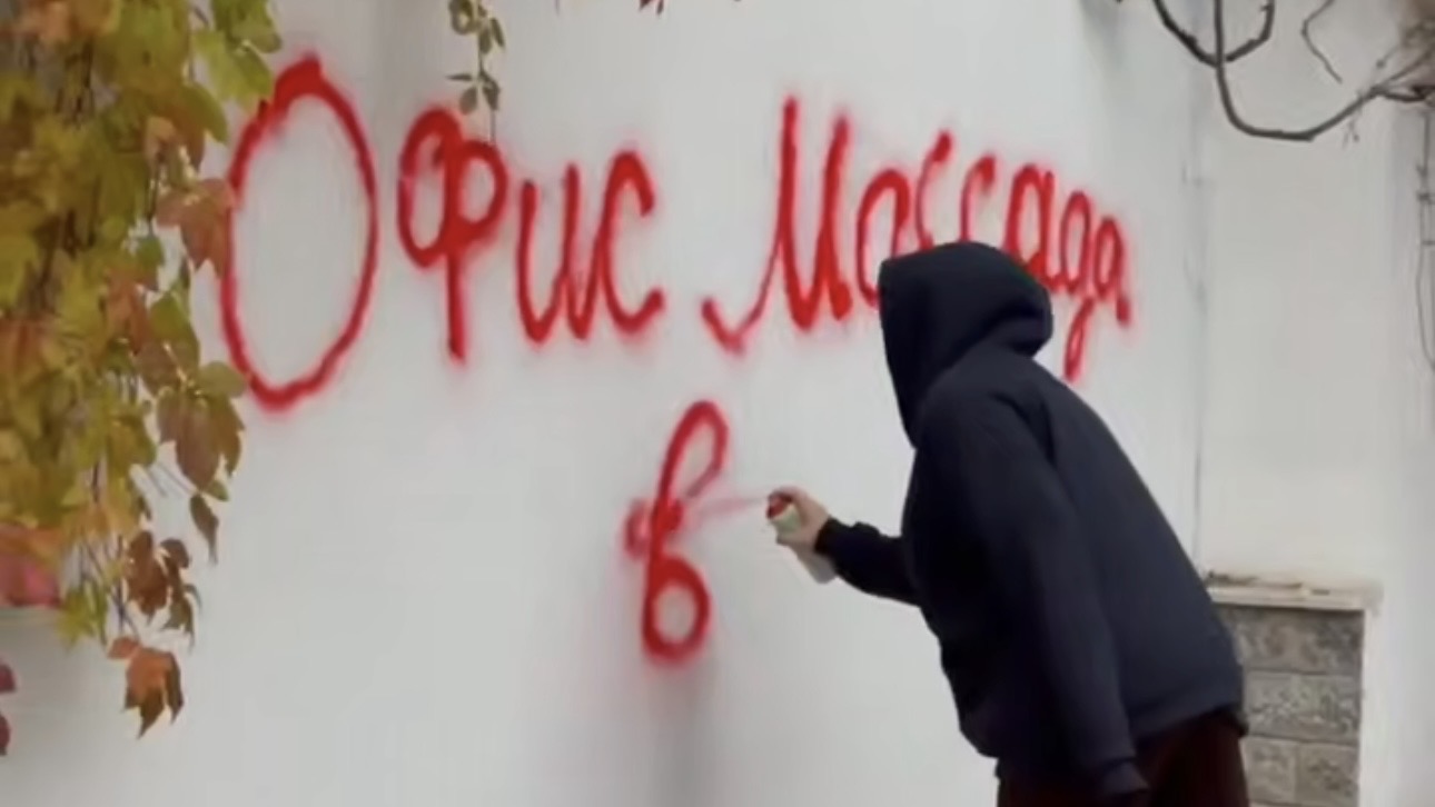 Вандалы разрисовали забор особняка Аллы Пугачевой в Подмосковье