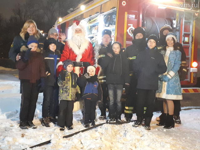  Дедушка Мороз и Снегурочка вместе с пожарными 29-го пожарно-спасательного отряда приехали поздравить ребят из детского дома «Павлина» с Новогодними праздниками
