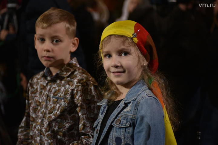  Среди пришедших в храм было много детей
