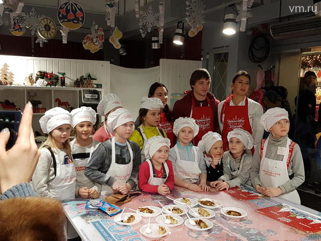  Через пятнадцать минут противень с яством появляется на свет, и десерт делится на десять равных кусков — по одному каждому из участников мастер-класса