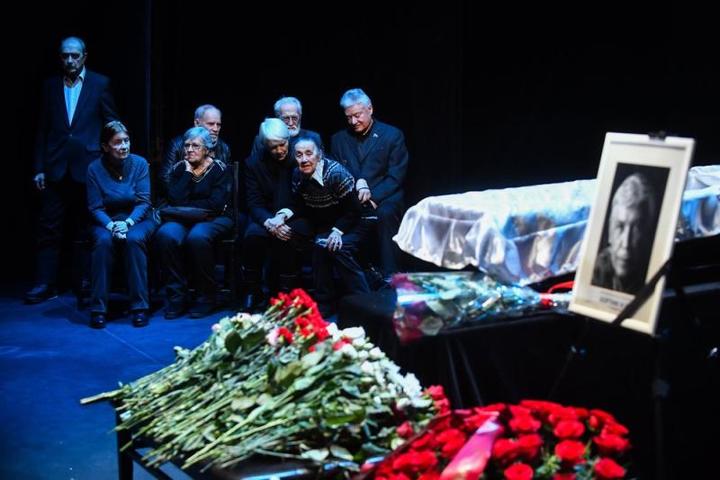 В зале не только друзья, родные и близкие Ивана Сергеевича, но и множество людей, знающих актера только по фильмам и спектаклям