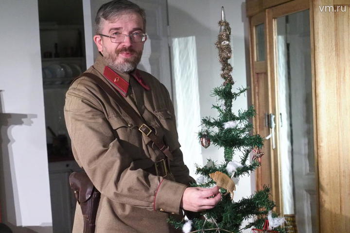 Если не было игрушек, то елку украшали стреляными гильзами и пустыми пулеметными лентами