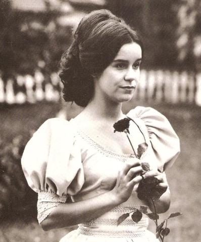 Такой советские телезрители увидели Луселию Сантуш в роли Изауры в 1988 году. Сопереживали ей и ненавидели этого подлеца Леонсио