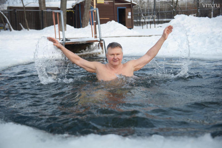 Вода вокруг него словно забурлила, закипела