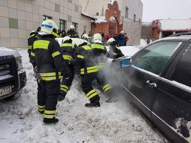 Грузовик протаранил автомобили на стоянке
