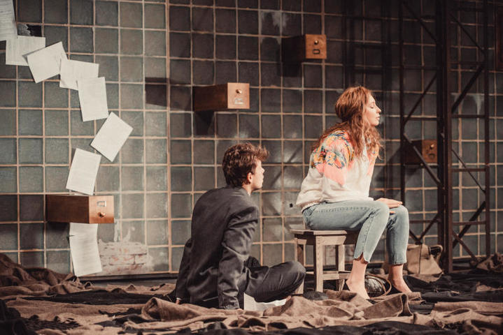 Сценография спектакля - кафельная плитка, которая под действием света напоминает и тюрьму, и коммуналку, и пляж