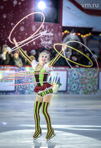 Фигуристка Ирина Усенко выступает в ледовом шоу «Короли льда» на катке в центре Москвы
