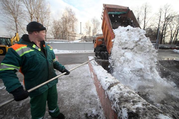 Рабочие вылавливают крупный мусор, попадающий на плавильный пункт вместе со снегом, чтобы не засорять камеры переработки