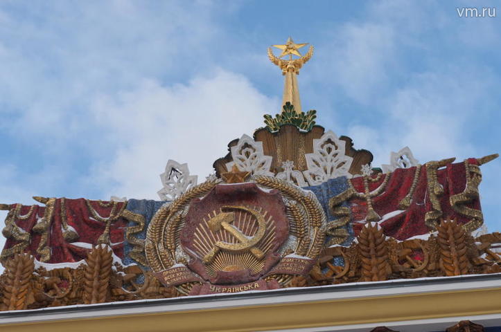 Над входом в здание, как и больше полувека назад, «развевается» яркий герб советской республики