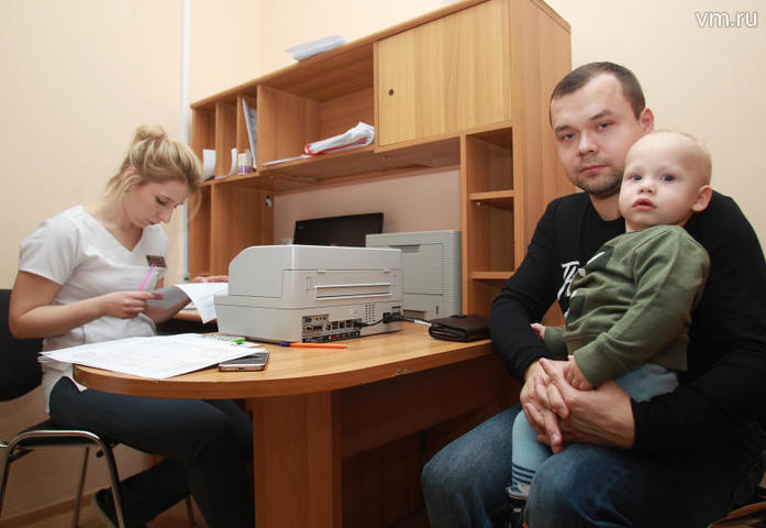 Посетители оформляют карточку в регистратуре, потом выбирают врача нужного профиля и занимают очередь