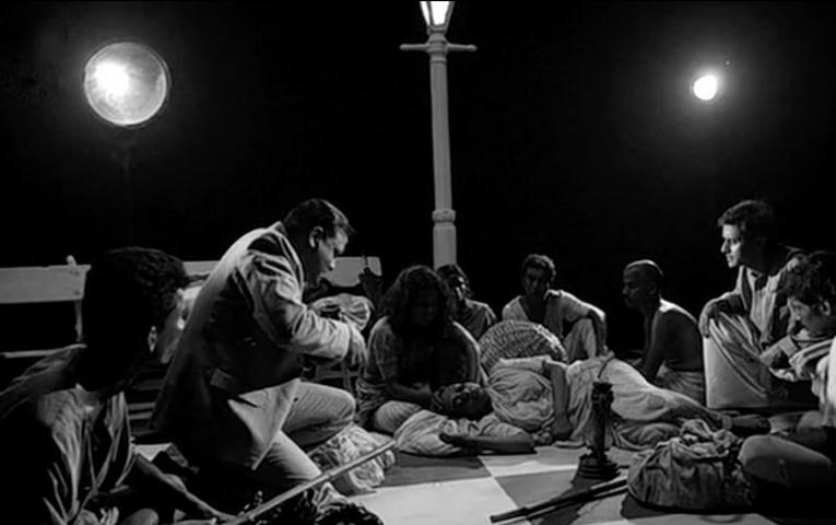 Киносеансы были формой досуга, доступной каждому, вне зависимости от статуса