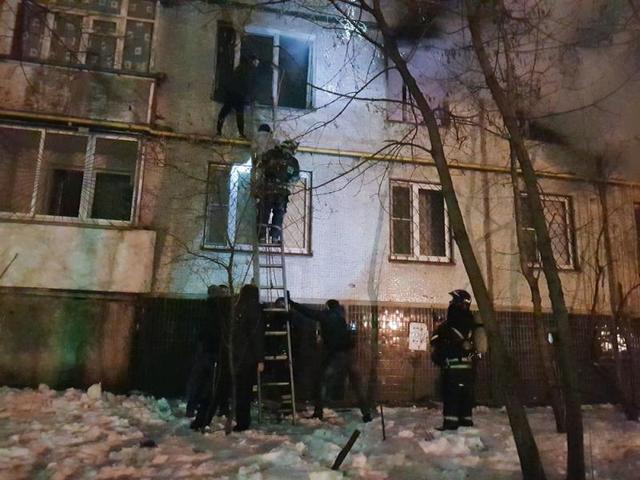 Сотрудники МЧС ликвидировали пожар на юге Москвы