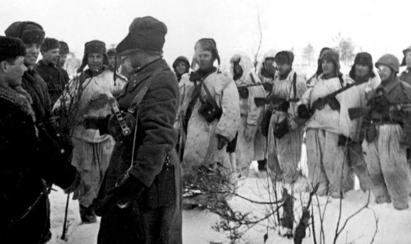 Выставку организовали в холле читального зала Главного архивного управления города Москвы