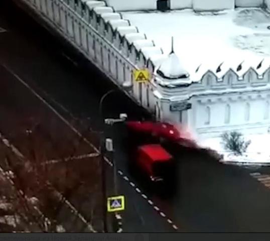 Иномарка врезалась в стену монастыря на юго-востоке Москвы