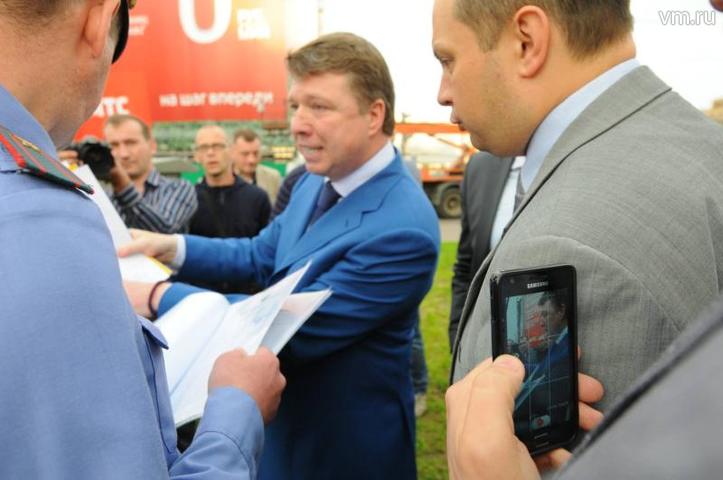 Владимир Черников объясняет представителям лоббирующих рекламу компаний необходимость демонтажа баннеров