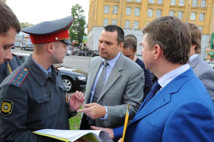 Владимир Черников контролирует демонтаж уличной рекламы