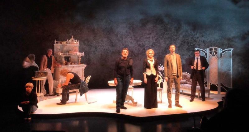 Главные роли в постановке исполняют Ольга Белова, Георгий Старостин, Сергей Тонгур, Сергей Плотников, Владимир Левашев