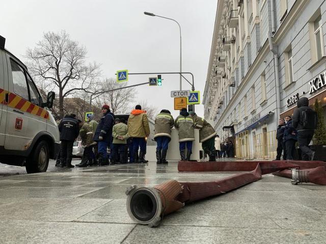 Сотрудники МЧС продолжают работать на месте происшествия