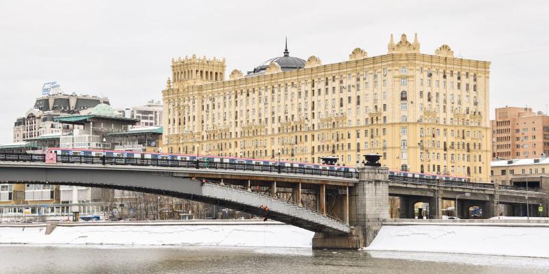 Здание выполнено в стиле ампир