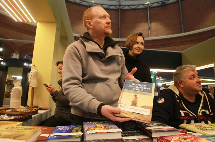 Места, которые скоро займут книготорговцы на три дня отданы постоянным обитателям «блошиных рынков» и коллекционерам