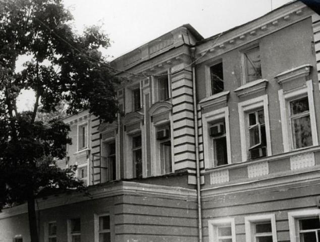 Главный фасад дома. Фотография 1988 года