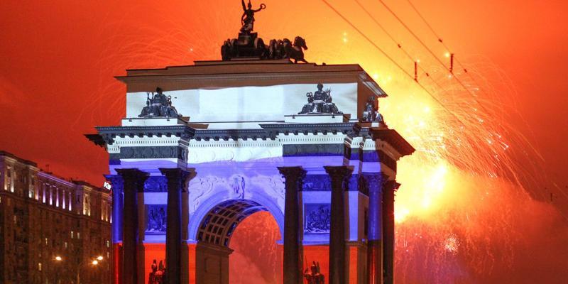 Каждый показ поздравлений солдат будет проводиться посредством 540 светодиодных прожекторов и порядка 60 тысяч светодиодов