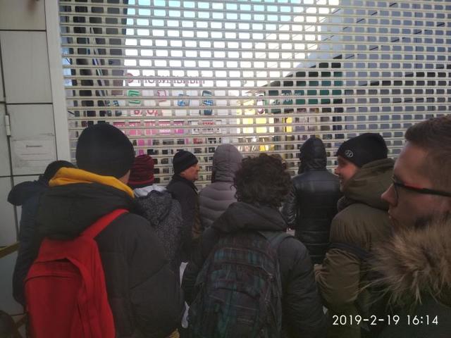 Спустя некоторое время возле комплекса собралось около сотни человек, однако многие уже начали расходиться