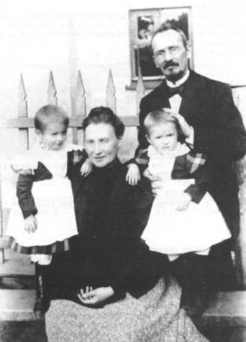 Василий Розанов и Варвара Бутягина с дочерьми