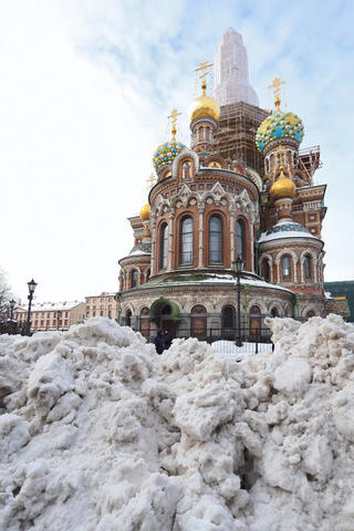 Россия. Санкт-Петербург. Неубранный снег у храма Спаса на Крови