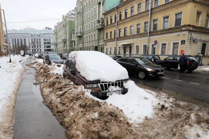 Россия. Санкт-Петербург. Автомобиль, заваленный снегом, на одной из улиц города