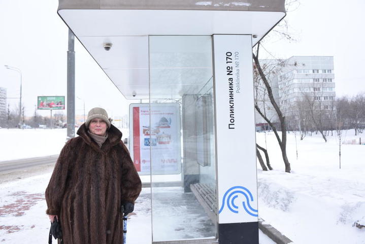 Остановка поликлиника №170. На фото: Татьяна Захарова