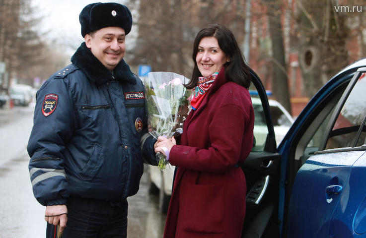  Россиянок поздравляли в аэропортах, метро и других местах массовых гуляний