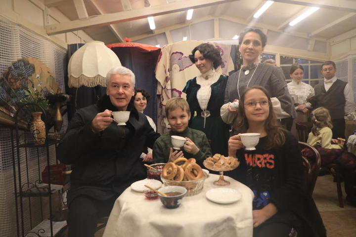 К готовым блинам на выбор: мед, домашнее вишневое варенье или густая сметана