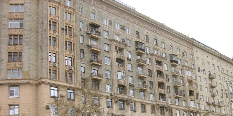 Оригинальные ограждения из металла и камня украшают балконы дома.