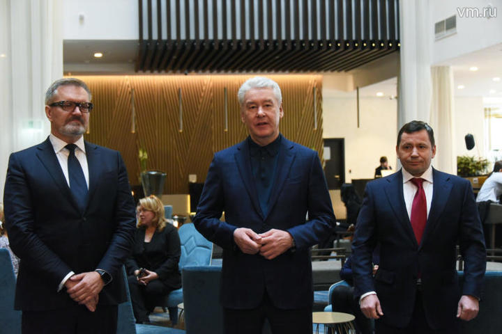 На фото слева направо: эксперт-аналитик Владислав Бутенко, мэр Москвы Сергей Собянин, совладелец аэропорта «Внуково» Виталий Ванцев