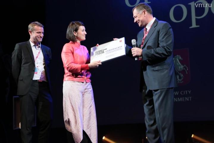 Вручение сертификатов на посещении Московского урбанистического форума. Гостям MIPIM их вручает заммэра Марат Хуснуллин