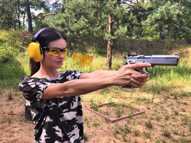 Стрельбой Анна увлеклась, когда готовилась к съемкам фильма Павла Дроздова «Прощаться не будем»